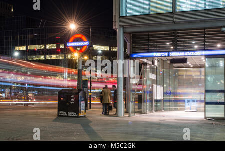 London, England, Großbritannien - 16 Januar, 2018: Verkehr hetzt Vergangenheit Euston Square U-Bahnstation Gower Street in Central London. Stockfoto