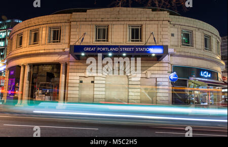 London, England, Großbritannien - 16 Januar, 2018: Verkehr rauscht vorbei Great Portland Street London U-Bahn Station in London bei Nacht. Stockfoto