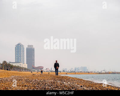 Mann mittleren Alters stehen auf dem Sant Miguel Strand in Barcelona Stockfoto