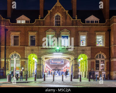 London, England, Großbritannien - 16 Januar, 2018: Pendler durch die Chiltern Railways Terminus in London Marylebone Station in der Nacht. Stockfoto