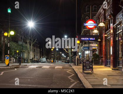 London, England, Großbritannien - 16 Januar, 2018: Maida Vale Tube Station ist in der Nacht beleuchtet unter den Reihenhäusern in dieser Wohngegend von Lo Stockfoto