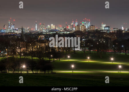 London, England, UK - Februar 2, 2018: Wolkenkratzer und Wahrzeichen in der Skyline von London beleuchtet am Abend als von Primrose Hill gesehen, mit Regent' Stockfoto