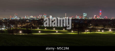 London, England, UK - Februar 2, 2018: Wolkenkratzer und Wahrzeichen in der Skyline von London beleuchtet am Abend als von Primrose Hill gesehen, mit Regent' Stockfoto