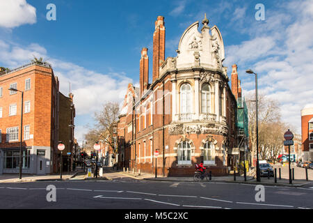 London, England, UK - Februar 6, 2018: Die Sonne scheint auf das Äußere des Viktorianischen Finsbury Rathaus in London. Stockfoto