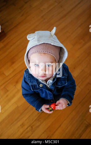 Weibliche Baby Kleinkind zu Hause in warmen Outfit Kleidung mit Kapuze gekleidet Cute Stockfoto