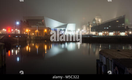 Liverpool, England, UK - 1. November 2015: Das Museum von Liverpool in der Nacht in Canning Dock in Liverpool Docks wider. Stockfoto