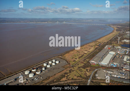 Eine Luftaufnahme der Severn Estuary und Brücken von Avonmouth, Bristol genommen Stockfoto