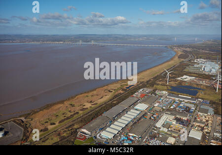 Eine Luftaufnahme der Severn Estuary und Brücken von Avonmouth, Bristol genommen Stockfoto