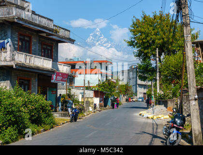 POKHARA, Nepal - ca. November 2017: eine Straße mit dem matschaputschare im Hintergrund. Stockfoto