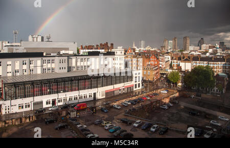 London, England, UK - 24. Juli 2009: Sunshine erstellt einen Regenbogen über Mount Pleasant Filtermanager, mit Blick auf die Skyline von Central London hinter sich. Stockfoto