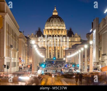 Rom bei Nacht. Vatikan St. Peter Kathedrale und Straßen der Stadt Stockfoto