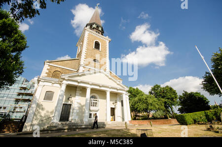 London, England, Großbritannien - 10 Juli 2013: Sonne scheint auf der Westseite und die Turmspitze der Marienkirche auf Battersea Riverside in London. Stockfoto