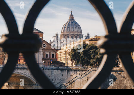 Basilika St. Peter im Vatikan von Sant'Angelo Brücke in Rom, Italien. Fokus auf die Basilika Stockfoto