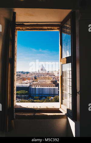 Blick auf Rom und den Vatikan Stadt aus einem Fenster des Castel Sant'Angelo, Italien Stockfoto