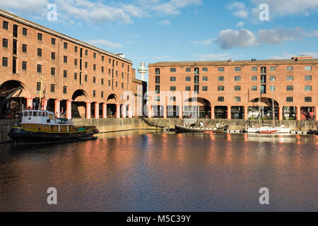 Liverpool, England, UK - 11. November 2016: Sonne scheint auf das sanierte Albert Dock in Liverpool historischen Docks. Stockfoto