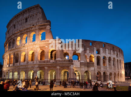 Kolosseum bei Nacht in Rom, Italien Stockfoto