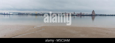 Das Flussufer und Skyline von Birkenhead, einschließlich der Birkenhead Tunnel Ventilation Welle und die Docks hydraulik Wasserturm, gesehen aus ganz t Stockfoto