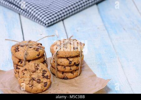 Stapel von hausgemachten Chocolate Chip Cookies auf hölzernen Tisch Stockfoto