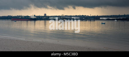 Die industrielle Waterfront von Birkenhead auf den Fluss Mersey Liverpool gesehen. Stockfoto