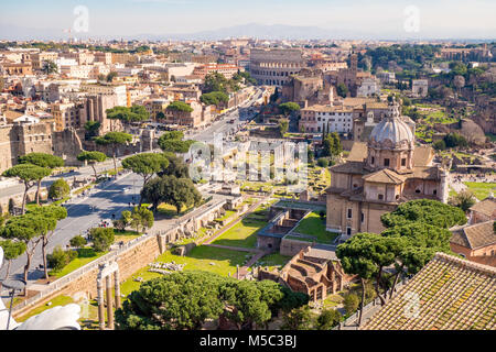 Luftaufnahme des Forum Romanum und das Kolosseum in Rom, Italien Stockfoto