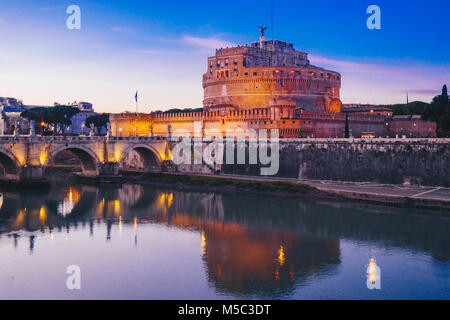 Nacht Blick auf Sant'Angelo Schloss in Rom, Italien Stockfoto