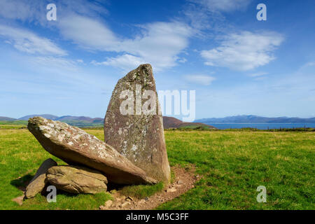 Dolmen (Portal Tomb) reduziert, in der Nähe von Bulls Head, Halbinsel Dingle, County Kerry, Irland Stockfoto