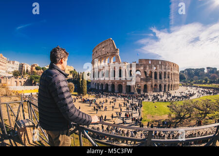 Männliche touristische enjyoing den Blick auf das Kolosseum in Rom, Italien Stockfoto