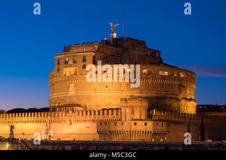 Rom Sant'Angelo Schloss bei Nacht Stockfoto