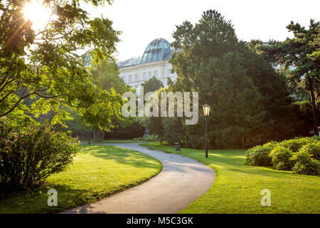 Öffentlicher Park im Zentrum von Wien, Österreich Stockfoto