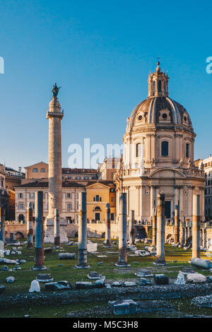 Das Forum Romanum bei Sonnenaufgang in Rom, Italien, in der Nähe des Forum Romanum. Stockfoto