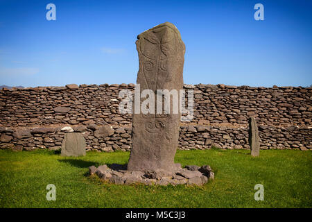 7. Jahrhundert Nachfragezeit für Quellen geformtes Standing Stone auf einem frühen Klosteranlage, in der Nähe von Ballyferriter, Dingle Halbinsel im County Kerry, Irland Stockfoto