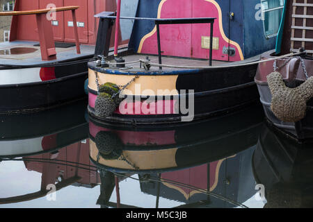 Kanal Boot mit Reflexionen Stockfoto