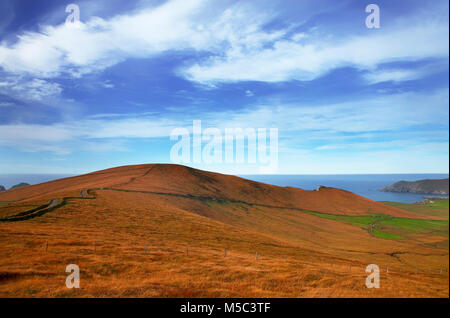 Der Coomanaspig-Pass, mit Blick auf Portmagee, der Ring of Kerry, County Kerry, Irland Stockfoto