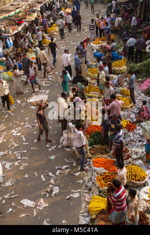 Blume Verkaufsmarkt in der Nähe von Mullikghat von Howrah Bridge, Kolkata, West Bengal, Indien, wo Blumen verkaufen im Großhandel die Preise sind, Erhöhte Ansicht Stockfoto