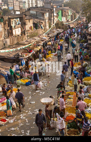 Blume Verkaufsmarkt in der Nähe von Mullikghat von Howrah Bridge, Kolkata, West Bengal, Indien, wo Blumen verkaufen im Großhandel die Preise sind, Erhöhte Ansicht Stockfoto