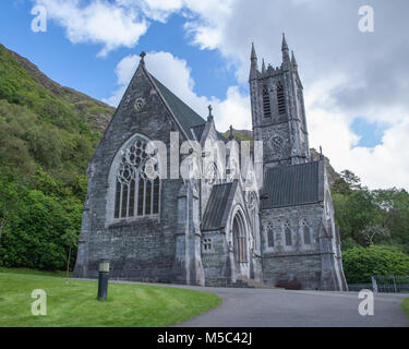 Die gotische Kirche am Kylemore Abbey, Connemara, Grafschaft Galaway, Irland Stockfoto