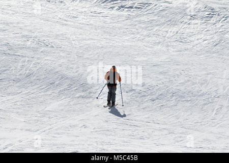 Skifahrer bergab auf schneebedeckten Hang für Freeride, die in der Sun winter Tag. Kaukasus, Georgien, Region Gudauri. Stockfoto