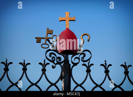 Christliche Symbolik an den Eingangstoren zu St Carthagh Altstadthügels, Lismore, Grafschaft Waterford, Irland Stockfoto