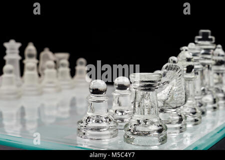 Schach, Glas Schachbrett mit Figuren auf schwarzem Hintergrund Stockfoto