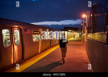 Pendler aus dem F-Zug bei Smith - 9th Street Station MTA in Corroll Gärten, Brooklyn, New York Stockfoto