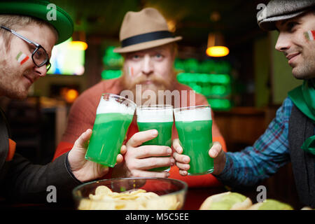 In Bier mit Chips Stockfoto