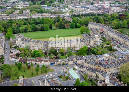 Luftaufnahme der Royal Crescent (eines der besten Beispiele Georgianischer Architektur) in der Stadt Bath, Flüchen, Somerset, England, Großbritannien Stockfoto