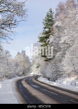 Winter auf der A831 durch Glen Urquhart, Highland, Schottland, UK Stockfoto