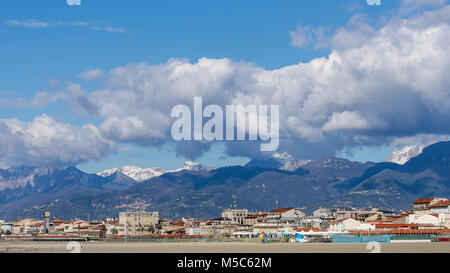 Viareggio Und Die Apuanischen Alpen Vom Strand Lucca Toskana Italien Stockfotografie Alamy