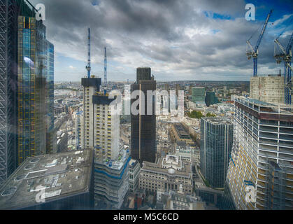 Wetter in Großbritannien: Londoner City hohen Bürogebäuden bei bewölktem Himmel von der Oberseite des The Gherkin Stockfoto