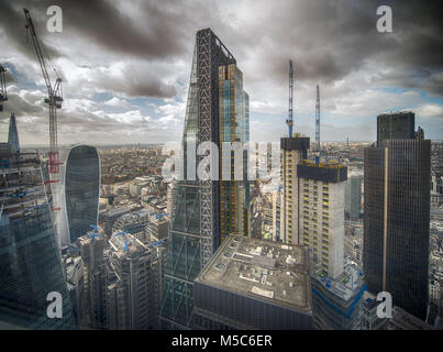 Wetter in Großbritannien: Londoner City hohen Bürogebäuden bei bewölktem Himmel von der Oberseite des The Gherkin, 22. Oktober 2017. Credit: Malcolm Park/Alamy. Stockfoto