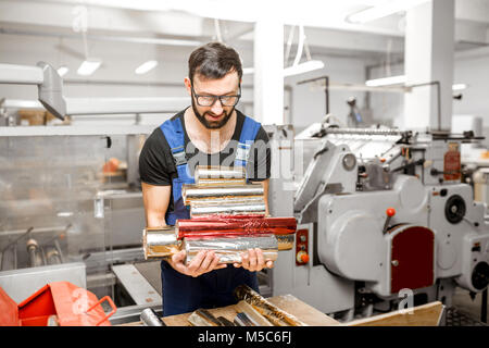 Arbeiter mit prägefolie Rollen bei der Herstellung Stockfoto