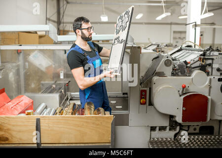 Workwe mit Klischee in der Fertigung Stockfoto