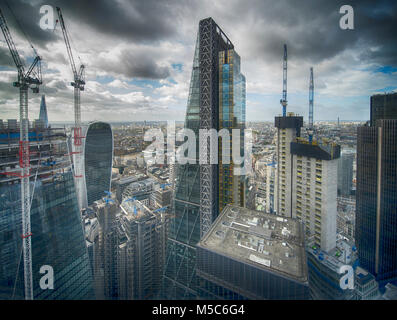 Wetter in Großbritannien: Londoner City hohen Bürogebäuden bei bewölktem Himmel von der Oberseite des The Gherkin, 22. Oktober 2017. Credit: Malcolm Park/Alamy. Stockfoto