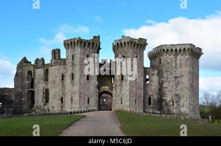 Raglan Schloss in Monmouthshire Wales mit seiner imposanten Türmen und großen Eingang. Stockfoto